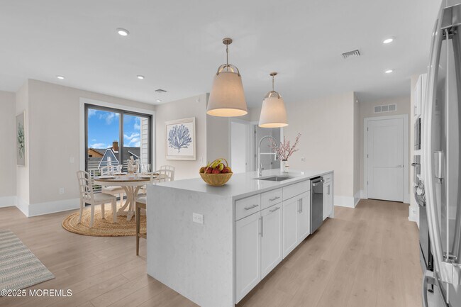 Building Photo - 218 3rd Ave