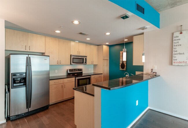 Building Photo - 5925 Almeda Rd