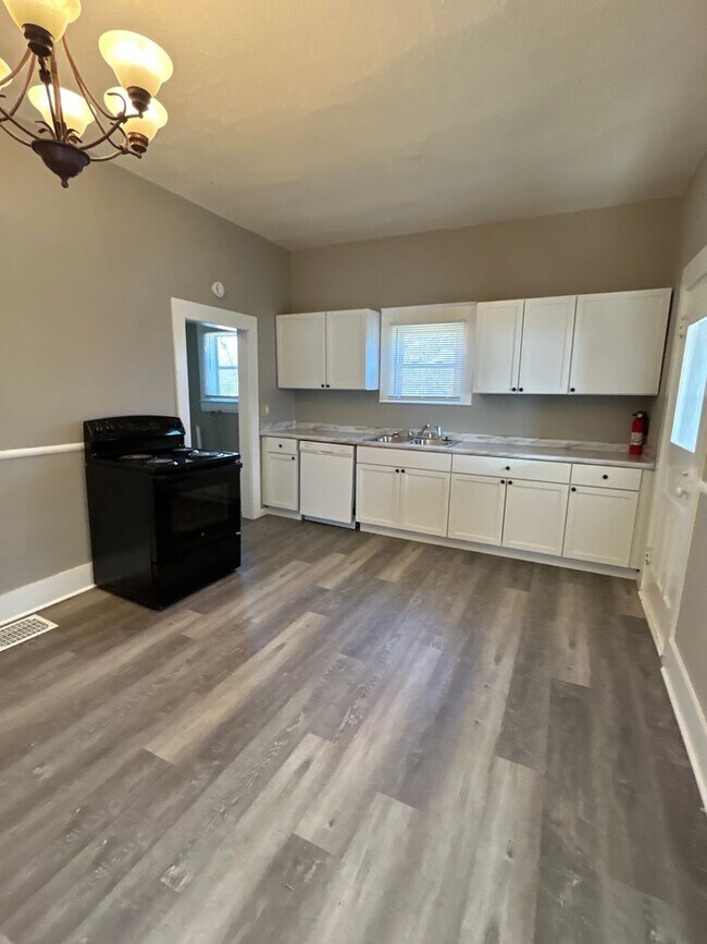 Building Photo - Remodeled And Very Adorable 3 Bedroom/2 Bathroom House