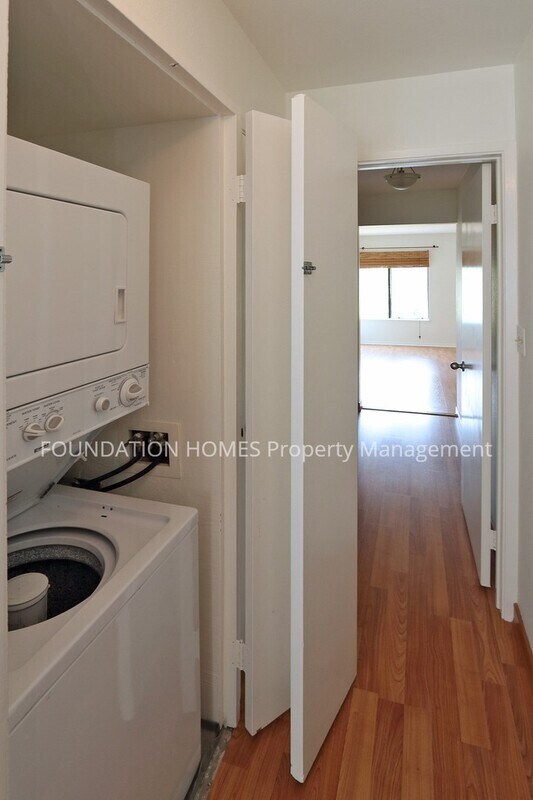 Building Photo - 629 Vía Casitas