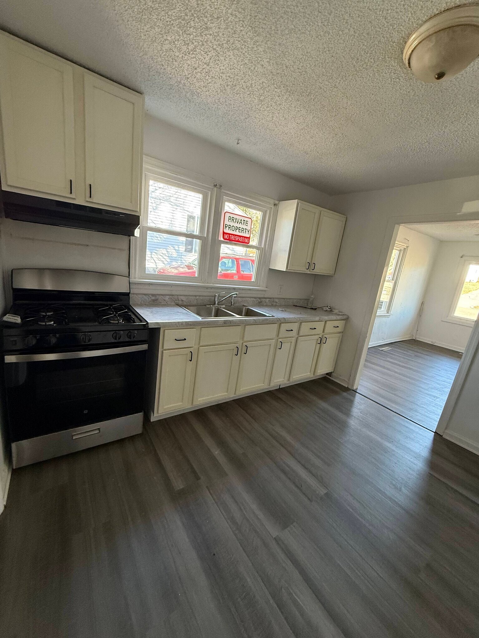 Building Photo - 1971 E Cantrell St