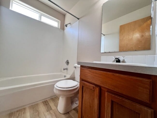 Building Photo - 2800 Fayette~Close to Park, Split Bedroom ...