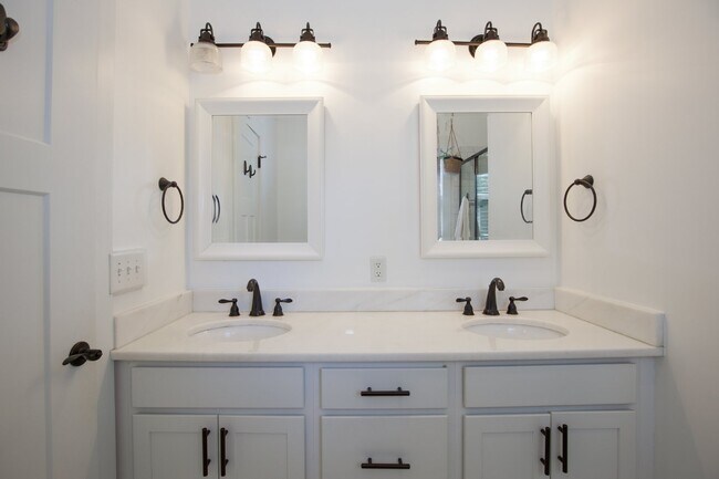Building Photo - Charming Cottage in DOWNTOWN Southern Pines