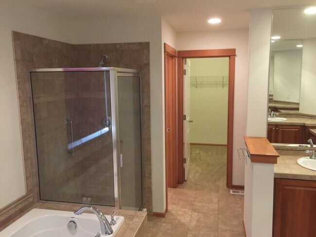 Building Photo - Beautifully Updated 4-Bedroom Home in Desi...