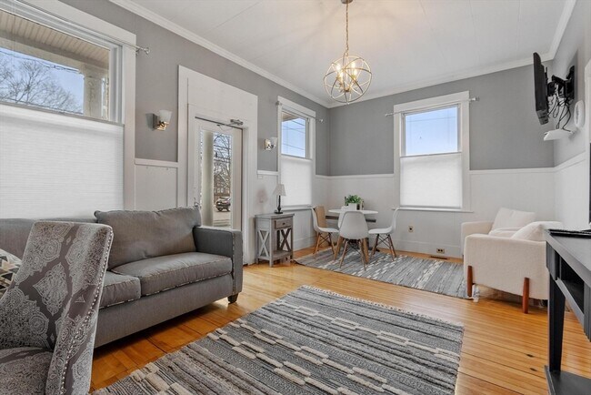 Building Photo - 113 Main St