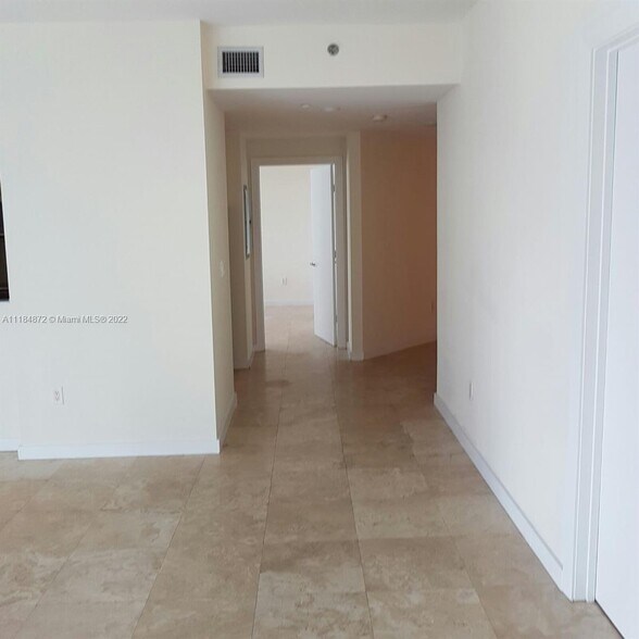 Building Photo - 1060 Brickell Ave