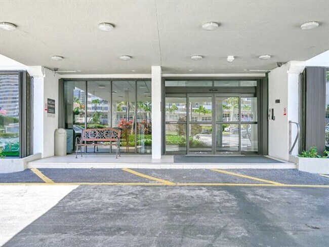 Building Photo - 2049 S Ocean Dr