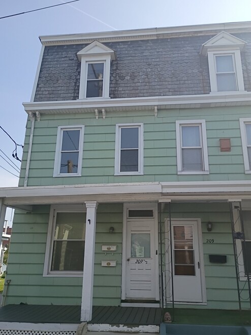 Building Photo - 209 1/2 Reno Ave