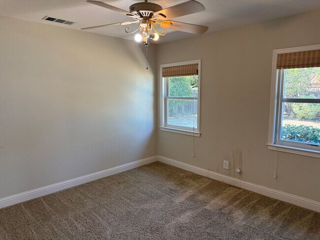 Building Photo - Pleasant Living in Pleasant Hill