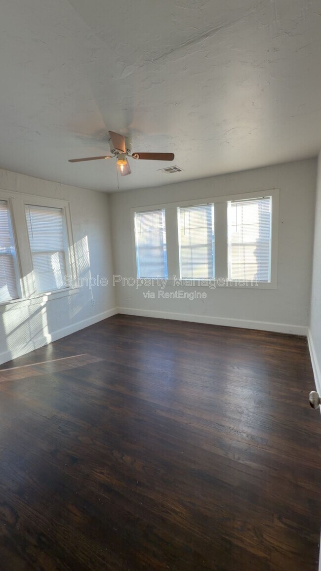 Building Photo - 944 East Dr