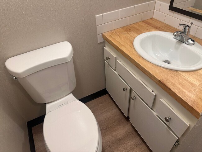 Building Photo - 912-916 NE Hacienda Ct