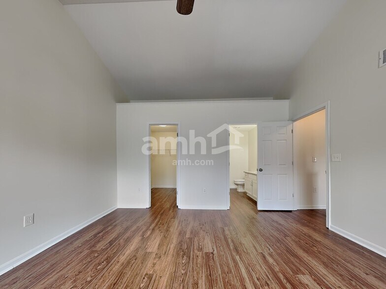 Building Photo - 2819 Coachlight Ln