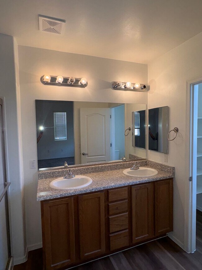 Building Photo - Must See 3 bedroom home! Near Downtown and...