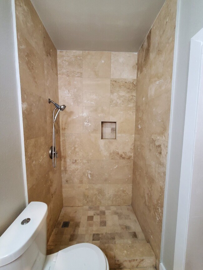 Building Photo - Modern 2-Bed / 2-Bath in Dignowity Hill with Off-Street Parking