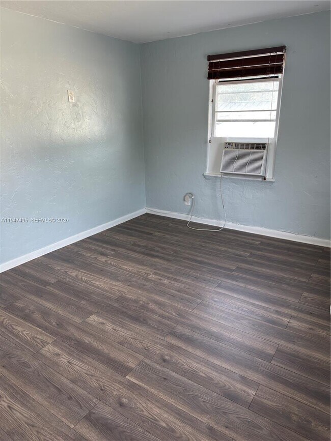 Building Photo - 921 N 17th Ct