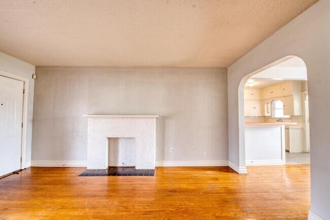 Building Photo - 1132 St Clair Ave