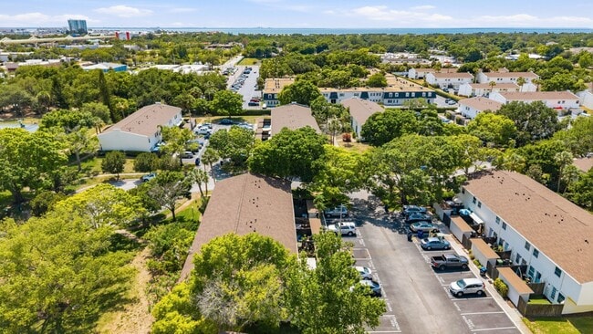 Building Photo - Absolutely stunning executive 2/1.5 townhome in South Tampa