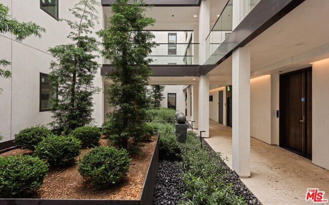 Building Photo - 505 S Barrington Ave