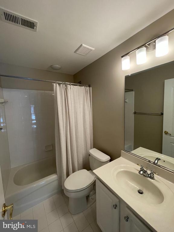 Building Photo - 21330 Meadow Field Ct