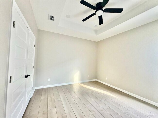 Building Photo - 913 E 13th St