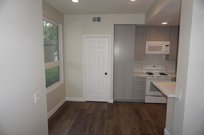 Building Photo - Highly Upgraded End Unit 2 Bedroom 2 Bathroom in Orange