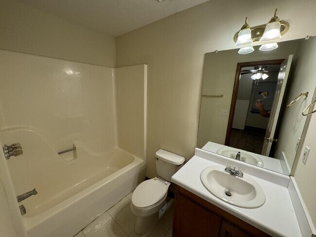 Building Photo - Spacious 2-Story Townhome-Style Apt on S. Montgomery | 2 Bed 2.5 Bath Near MSU