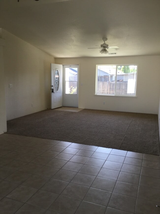 Building Photo - 3 Bedroom 2 Bath with RV parking in Medford!