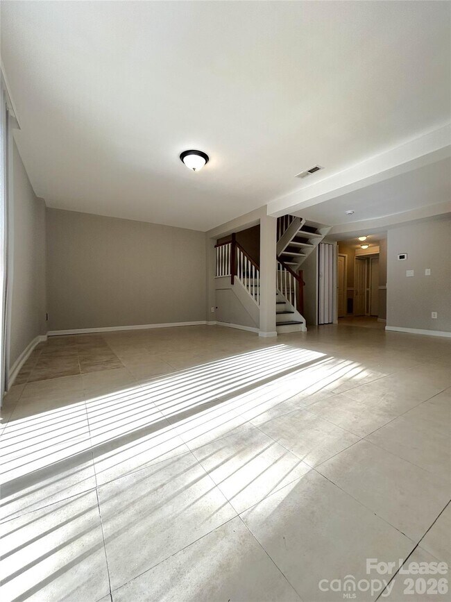 Building Photo - 9620 Vinca Cir