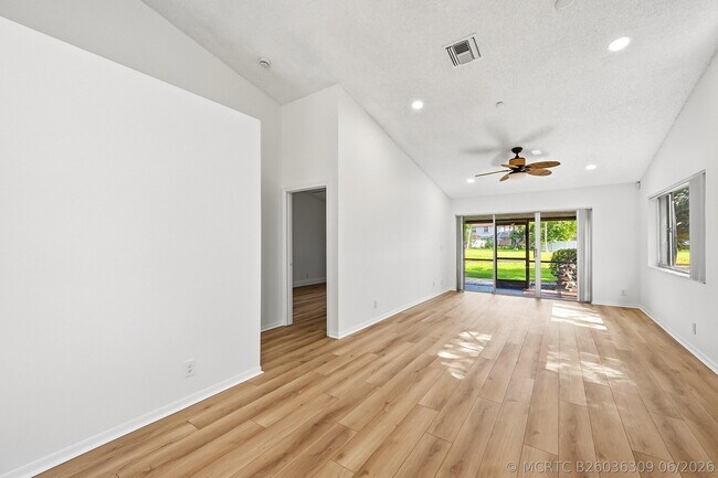Building Photo - 7618 Pinewalk Dr S