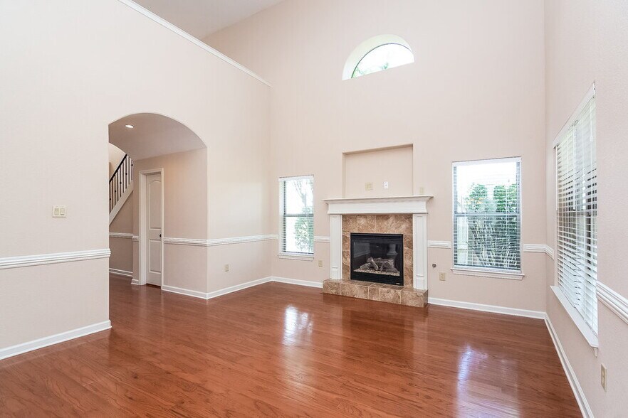 Building Photo - 15 Garden Springs Dr
