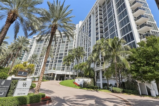 Building Photo - 10275 Collins Ave