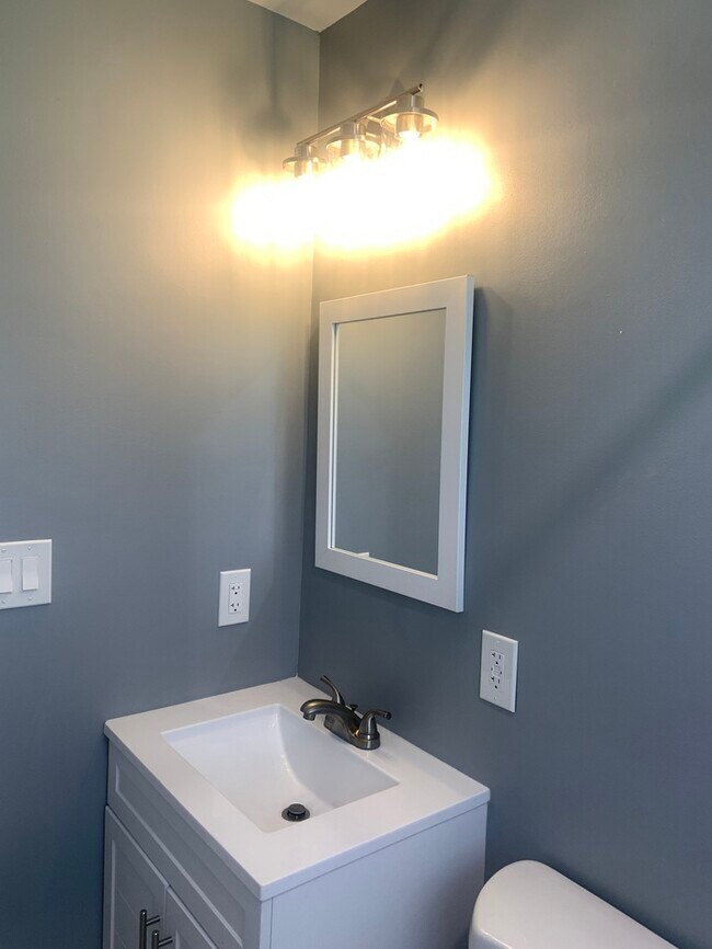 Building Photo - REMODELED 2 BR, 1 BATH 1 CAR GARAGE !