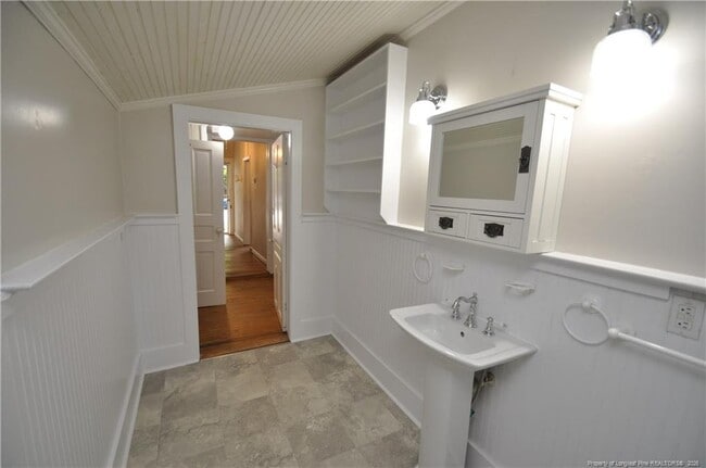 Building Photo - 310 N East St