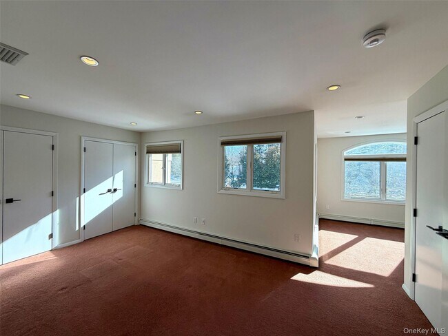 Building Photo - 5 Glen Hill Ct