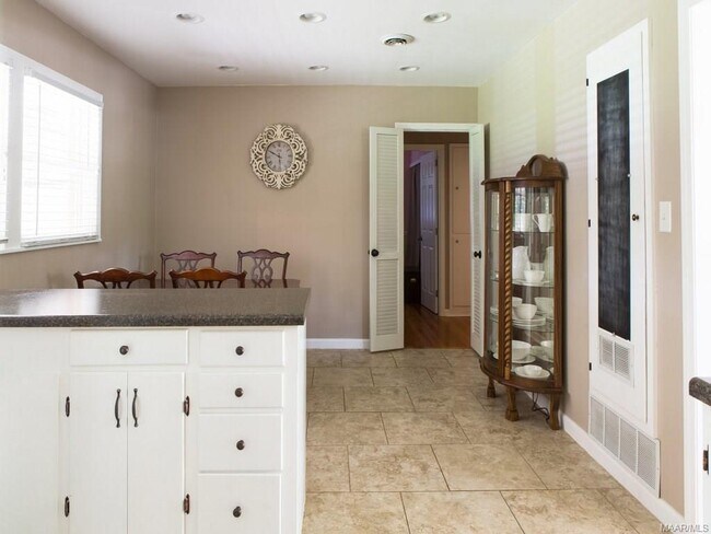 Building Photo - Adorable 3 bedroom/1 Bath in Forest Hills!