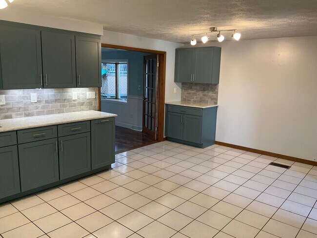 Building Photo - Spacious 3bed 3 bath Split-Level in Bethel Park – Updated Interiors & Private Backyard Oasis