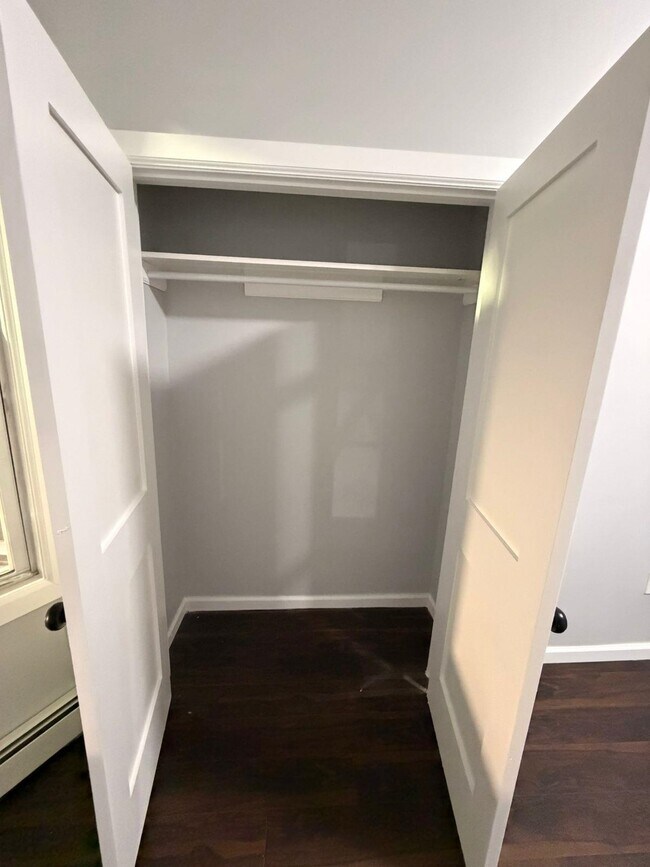 Building Photo - 906 Summit Ave