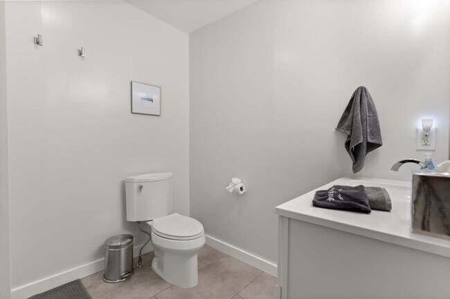 Building Photo - 29 Versailles Ave