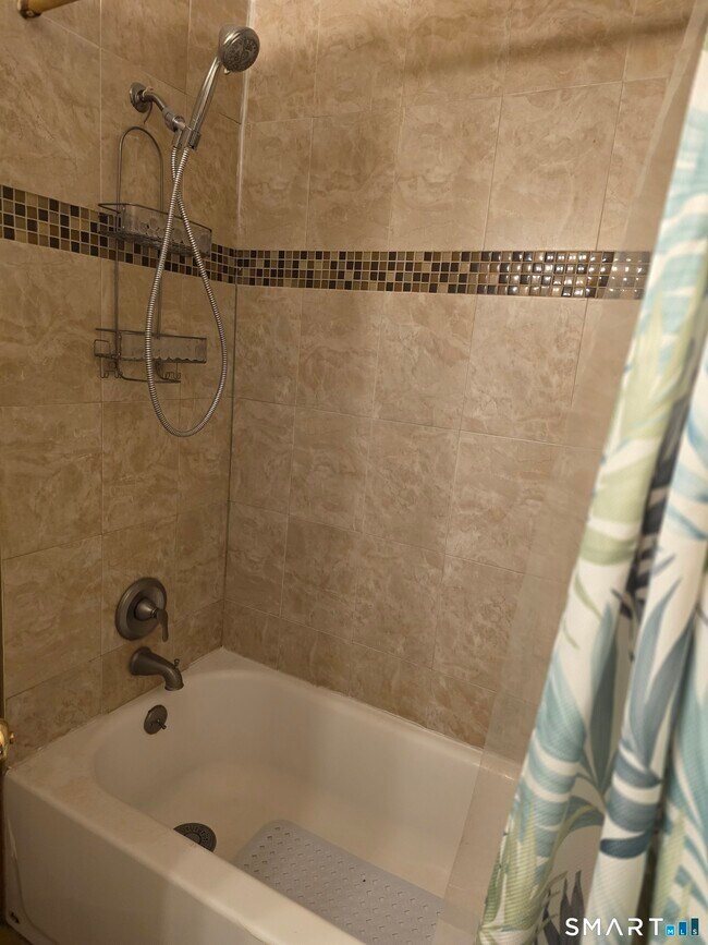 Building Photo - 22 Lakeview St