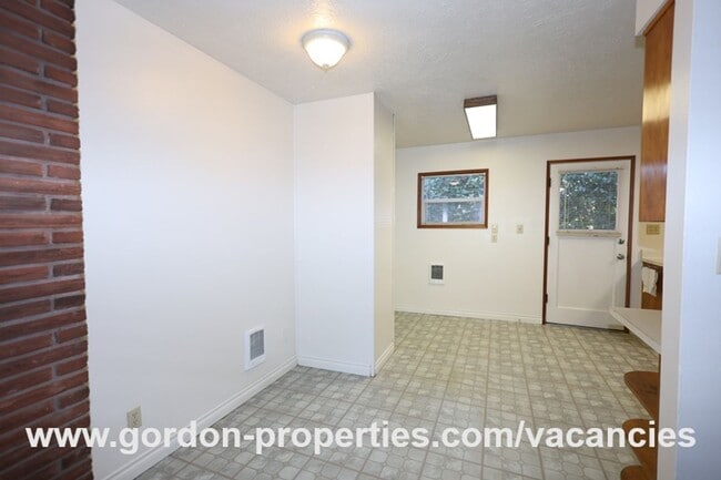 Building Photo - SE Green Vista Dr - Milwaukie 2 bedroom duplex with fireplace