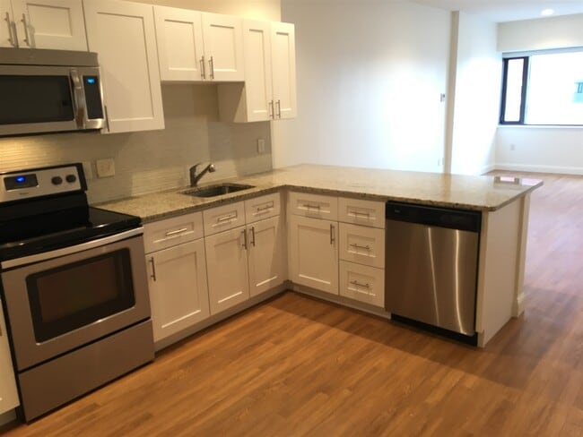 Building Photo - 875 Elm St