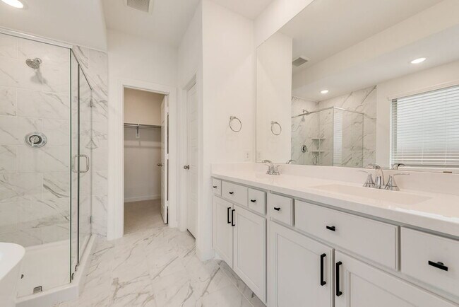 Building Photo - Beautiful 5 bedroom 3 full bath home in the heart of Heartland!