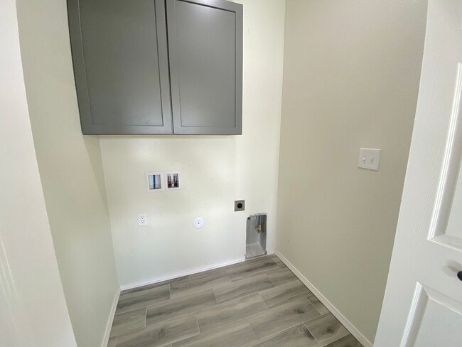 Building Photo - 8702 De Alva Dr