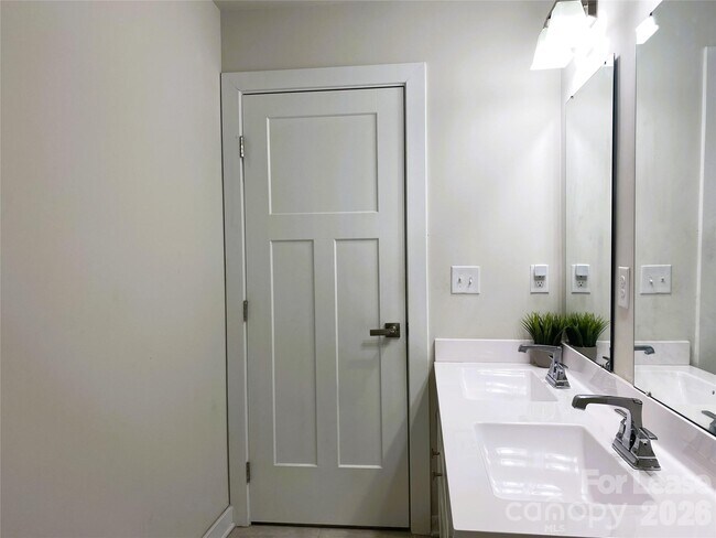 Building Photo - 3163 Streamside Dr