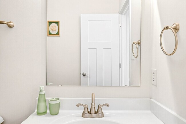 Building Photo - 4663 Bayview Dr