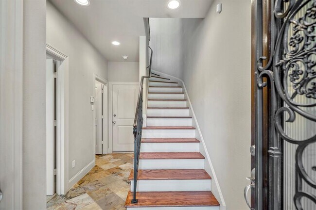Building Photo - 2824 Leeland St
