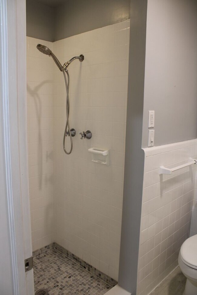 Building Photo - 1404 Woodside Dr W
