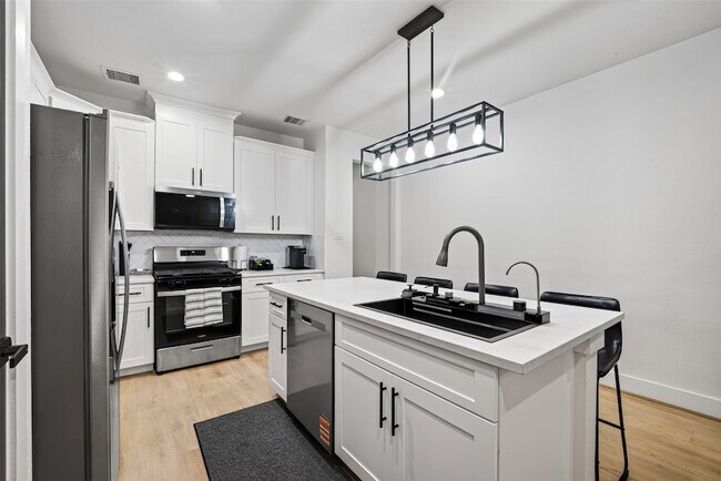 Building Photo - 712 Delano St
