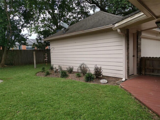 Building Photo - 16714 Rustic Colony Dr