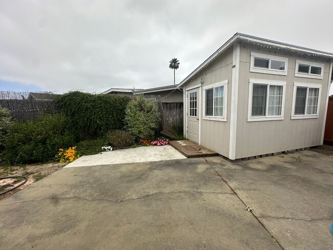 Building Photo - Cute 2 bedrooom/1.5 bath with Bonus room i...